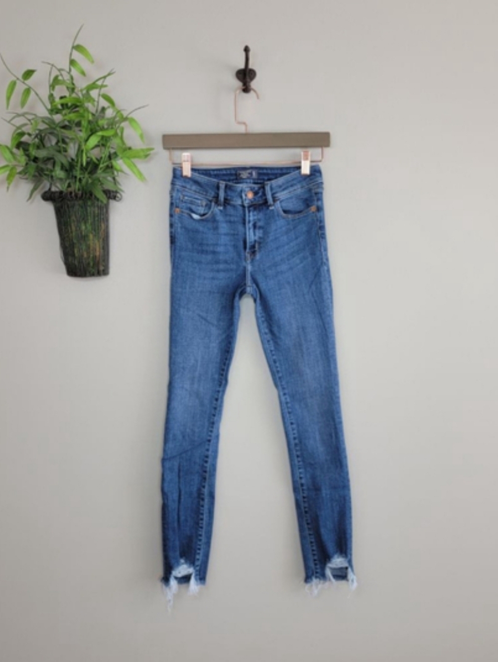 AF 00 Harper Low Rise Ankle Skinny Jeans Medium Blue Chewed Abercrombie & Fitch